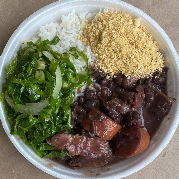 Arroz, torresmo, farofa, vinagrete e couve. Feijoada premium do Dom Dama