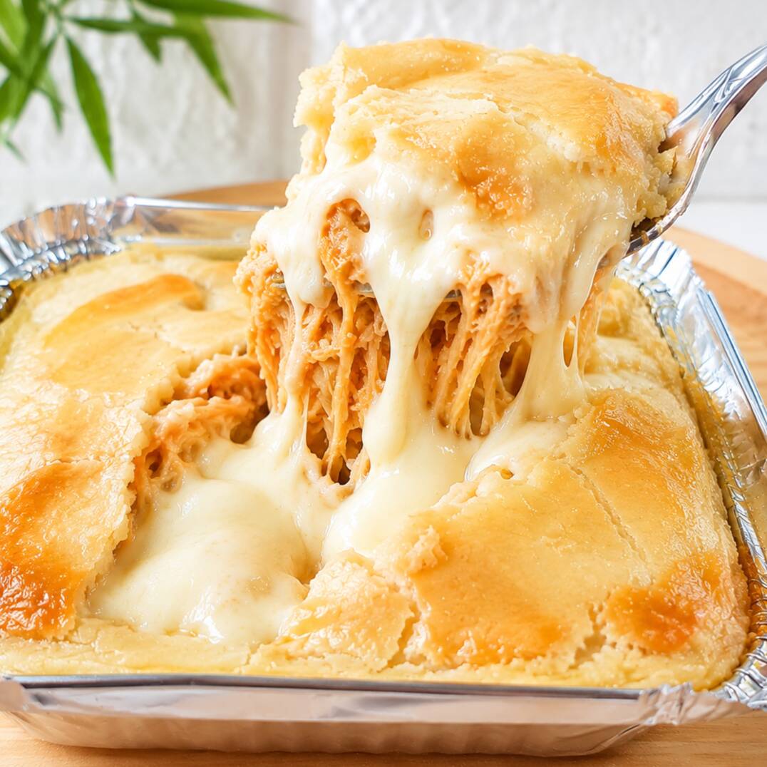 Nosso empadão é sensacional!! Massa que derrete na boca, recheio suculento de Frango(molho de tomate, milho, azeitonas e tempero especial da casa) peça já o seu!