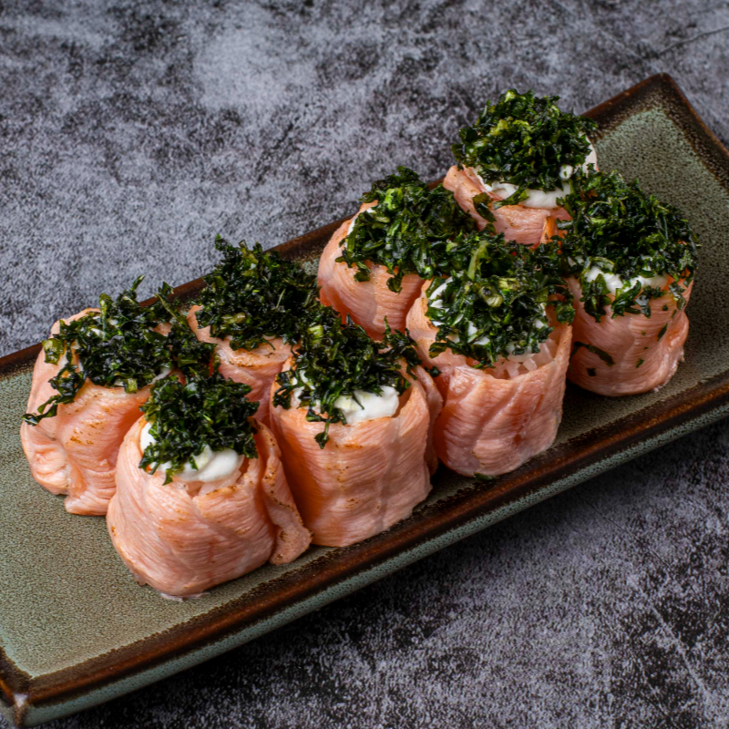 Jyo de salmão maçaricado com cream cheese e couve cryspe.