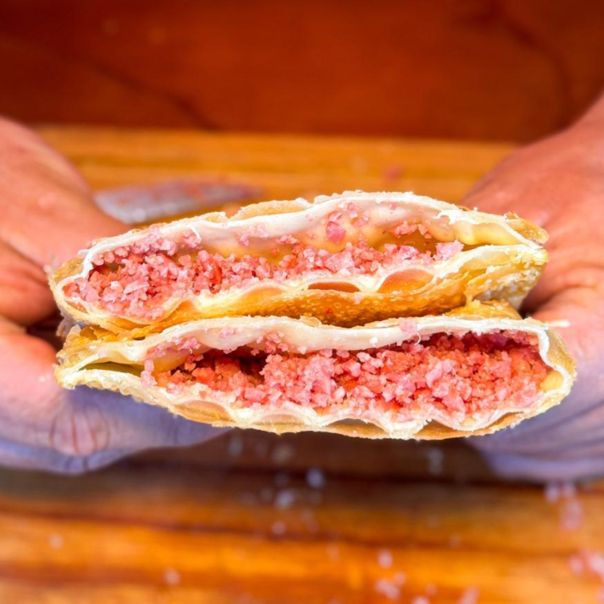 Calabresa triturada com mussarela derretidinha.