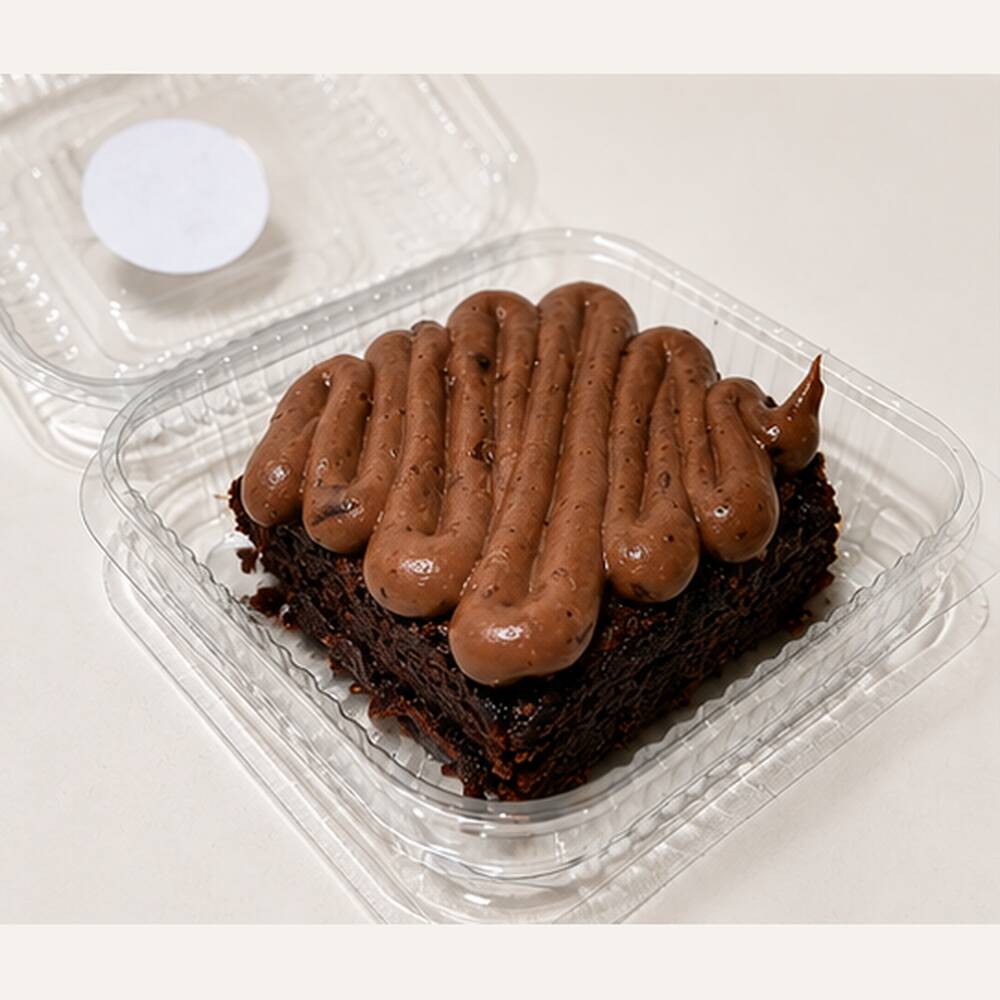 Brownie de chocolate 50% macio, coberto com brigadeiro cremoso de chocolate 50%. Bem chocolatudo!