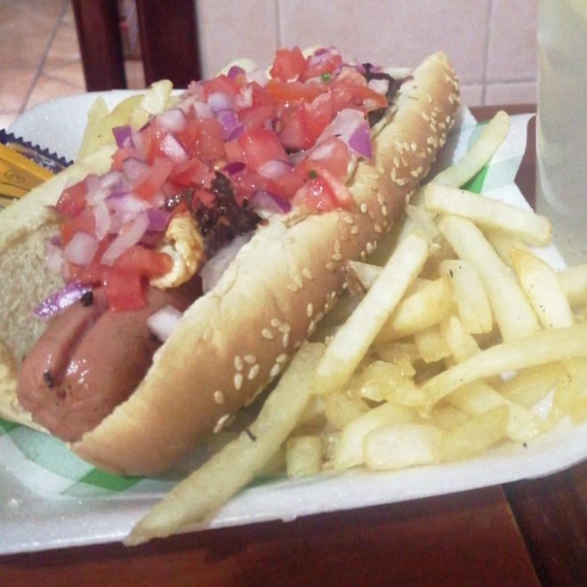 Hot Dog Sencillo con Papas o Aros de Cebolla