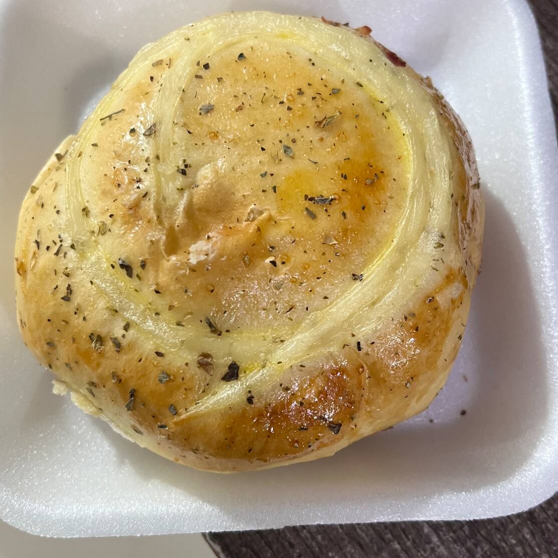 Salgado redondo e bem recheado, com hambúrguer, presunto, queijo e Catupiry cremoso. Uma combinação caprichada de sabores em uma massa assada e saborosa. Ideal para um lanche reforçado!