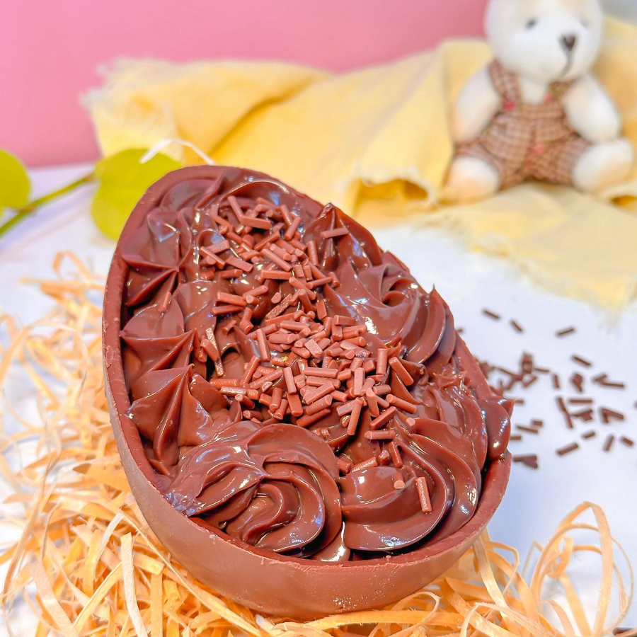 O clássico que todos amam! Casca Chocolate 40% recheada de muito brigadeiro tradicional cremoso. *peso final aproximado 350 gramas