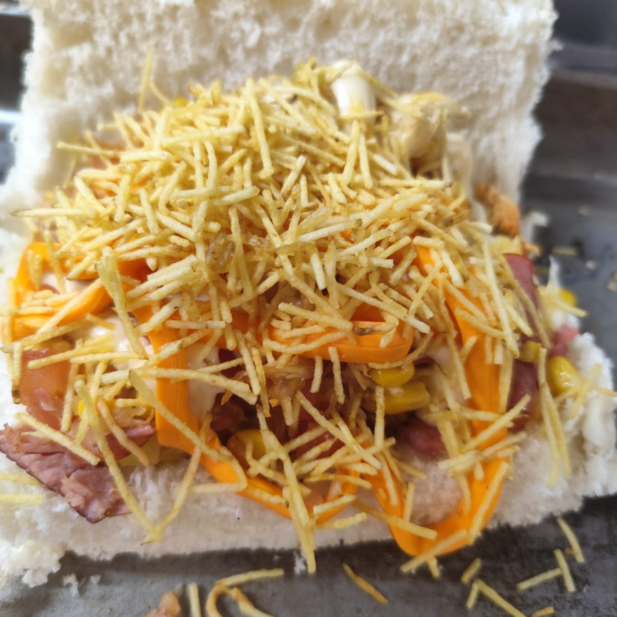 Pão, 1 Vina, Purê, Maionese, Cebola, Tomate, Milho, Bacon (opcional De Catupiry Ou Cheddar) E Batata Palha