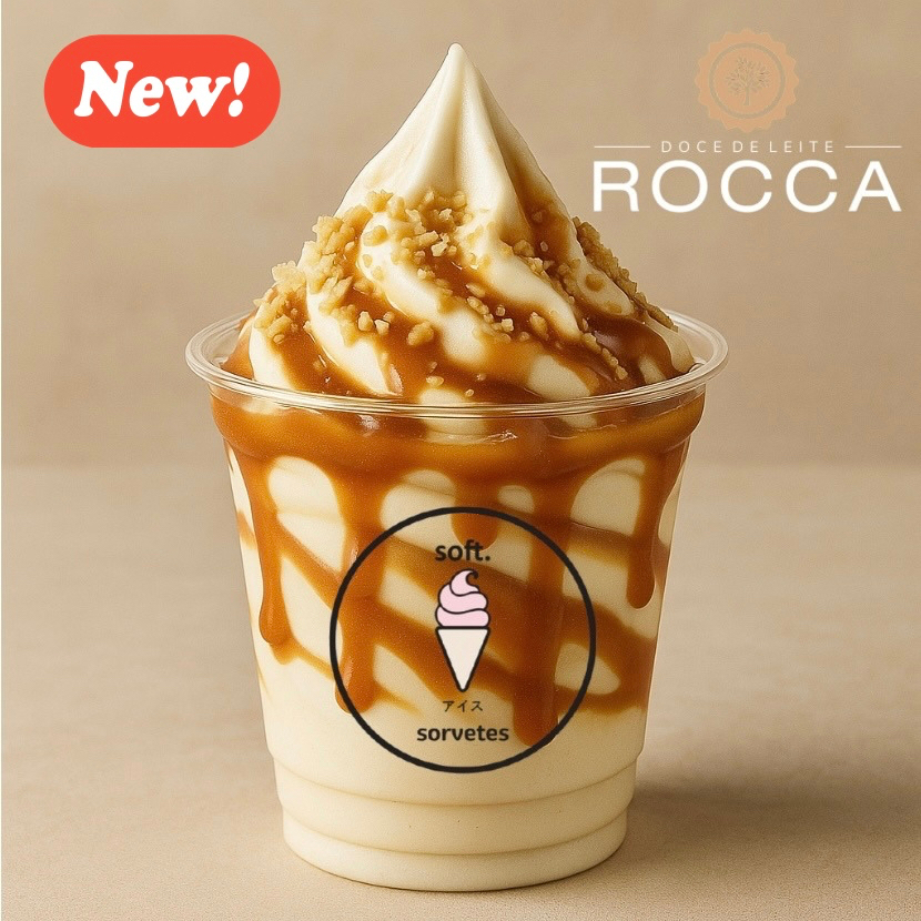 Conheça o novo Sundae Dulce de Leche ! Esse irresistível sundae é preparado com o nosso cremoso sorvete de baunilha, coberto por uma generosa calda de Doce de Leite mineiro autêntico (Doce de Leite Rocca®️) e finalizado com amendoins crocantes e um canudo bitu. Uma combinação perfeita entre o suave e o intenso, que transforma cada colherada em um momento de puro prazer. imagem meramente ilustrativa.