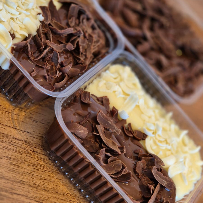 Delicioso pedaço de Brownie com a dupla mais amada por todos
Obs: decoração pode modificar