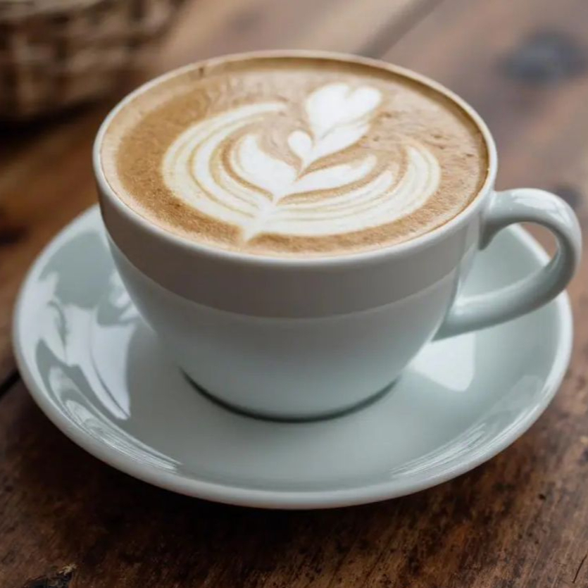 Café coado na hora com leite, servido em 200 ml, quentinho e saboroso. A combinação clássica para qualquer hora do dia.