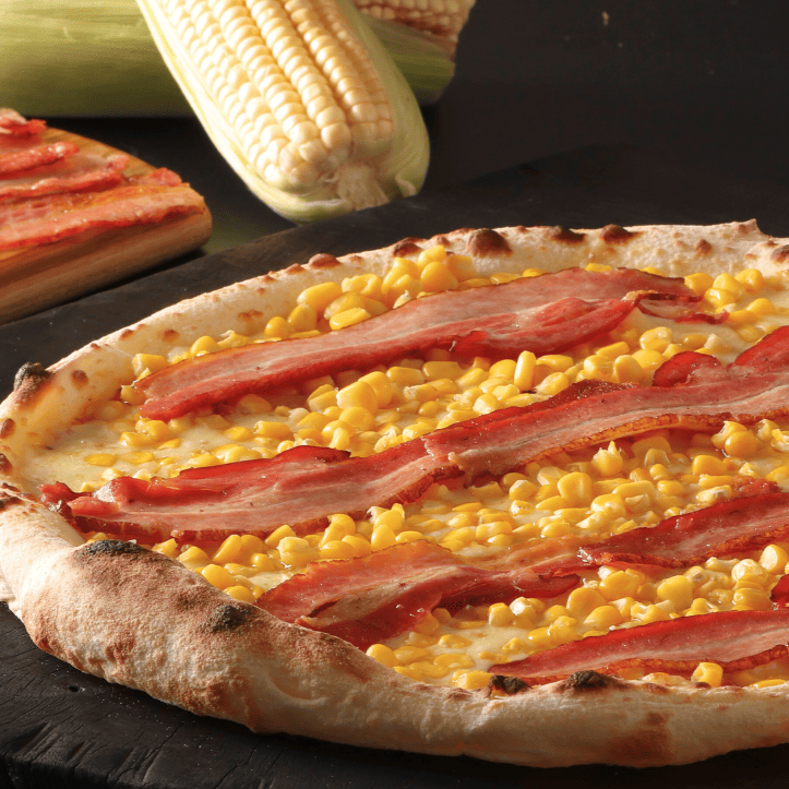 Mussarela, milho verde , orégano, azeitona, catupiry e molho de tomate.