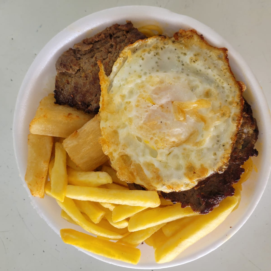 Delicioso bife a cavalo acompanha, arroz, feijao, farofa da casa e batata frita, aprox:500g