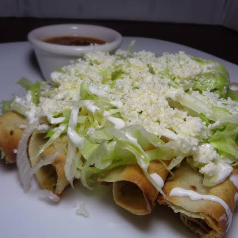 Tacos dorados de papa con chorizo