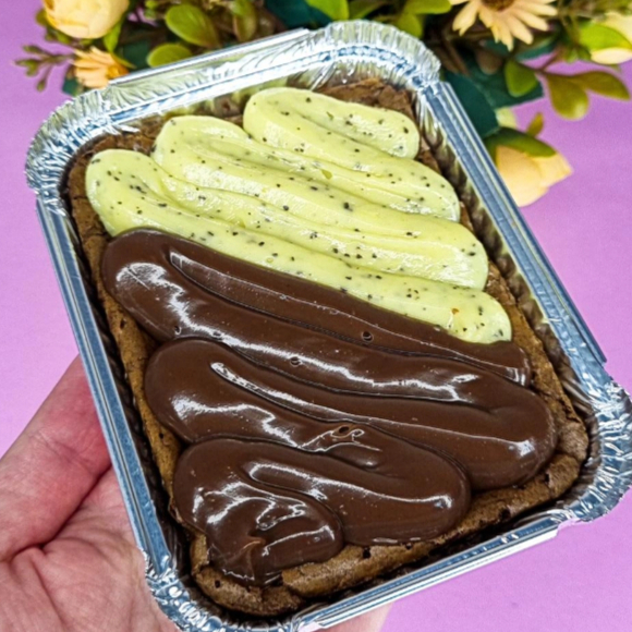 Nossa marmitinha de brownie é feita com um brownie artesanal — macio por dentro, com aquela casquinha crocante por fora — e coberta por uma combinação irresistível de cremes: Creme de Maracujá suave, leve e com o toque azedinho na medida certa Creme de Chocolate cremoso e intenso, que se derrete na boca tags----Entrega rápida , desconto , promoção , 0,99 , 0800 , off , cupom , barato , melhor preço , oferta , frete grátis , descontão , preço baixo , Doces , bolos , brigadeiro , docinhos , kit festa , aniversario , bolo de pote , chocolate , morango , sobremesa natalina , Nutella , copo da felicidade , brownie , confeitaria , doceria , gourmet , bombom , piscina , ganache , caseiro , vovó , bento cake , vulcão , red velvet , trufas , banoffe , pudim , doce de leite , pão de mel , Oreo , Kit Kat , ferrero Rocher , cheese cake , brownie , Ninho , cupcake , afogadinho , bolo , Ninho , brigadeirão , mini , cascão , gourmet , cone , maracuja