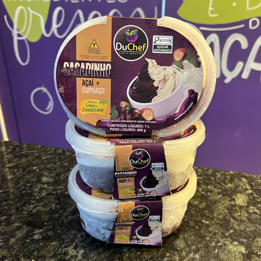 🍇🥶 Casadinho Açaí + Cupuaçu 1 Litro – O Encontro Perfeito da Amazônia! 🥶🍈 Agora você pode ter dois sabores incríveis em um só pote! Nosso Casadinho de Açaí Premium com Cupuaçu de 1 Litro é a combinação perfeita entre a cremosidade do açaí e o sabor marcante do cupuaçu. Ideal para quem ama variedade e não abre mão do sabor autêntico da Amazônia. Perfeito para compartilhar com a família, guardar no freezer ou montar o bowl do seu jeito, do seu estilo. Um equilíbrio perfeito entre doce e azedinho que conquista na primeira colherada! 🌿🔥 Peça agora e leve essa dupla imbatível pra casa! 🚀💜