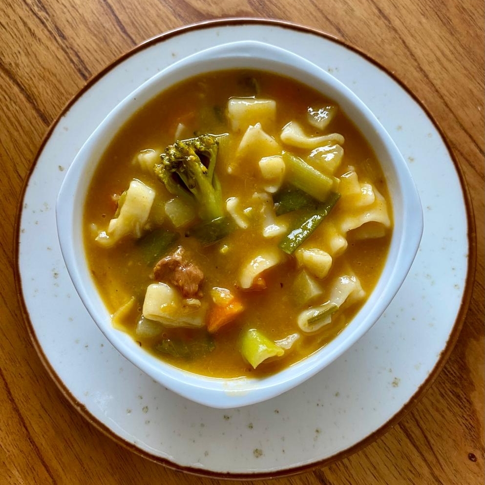 Sopa de carne preparada de forma artesanal, feita com ingredientes naturais e selecionados. Uma Sopa saborosa com pedaços macios de carne, pouca massa, combinado com legumes frescos do Dia, cuidadosamente escolhidos para garantir mais sabor e qualidade. Uma receita caseira, sem conservantes, feita com carinho para oferecer uma refeição nutritiva, leve e cheia de sabor, como uma verdadeira comida feita em casa.