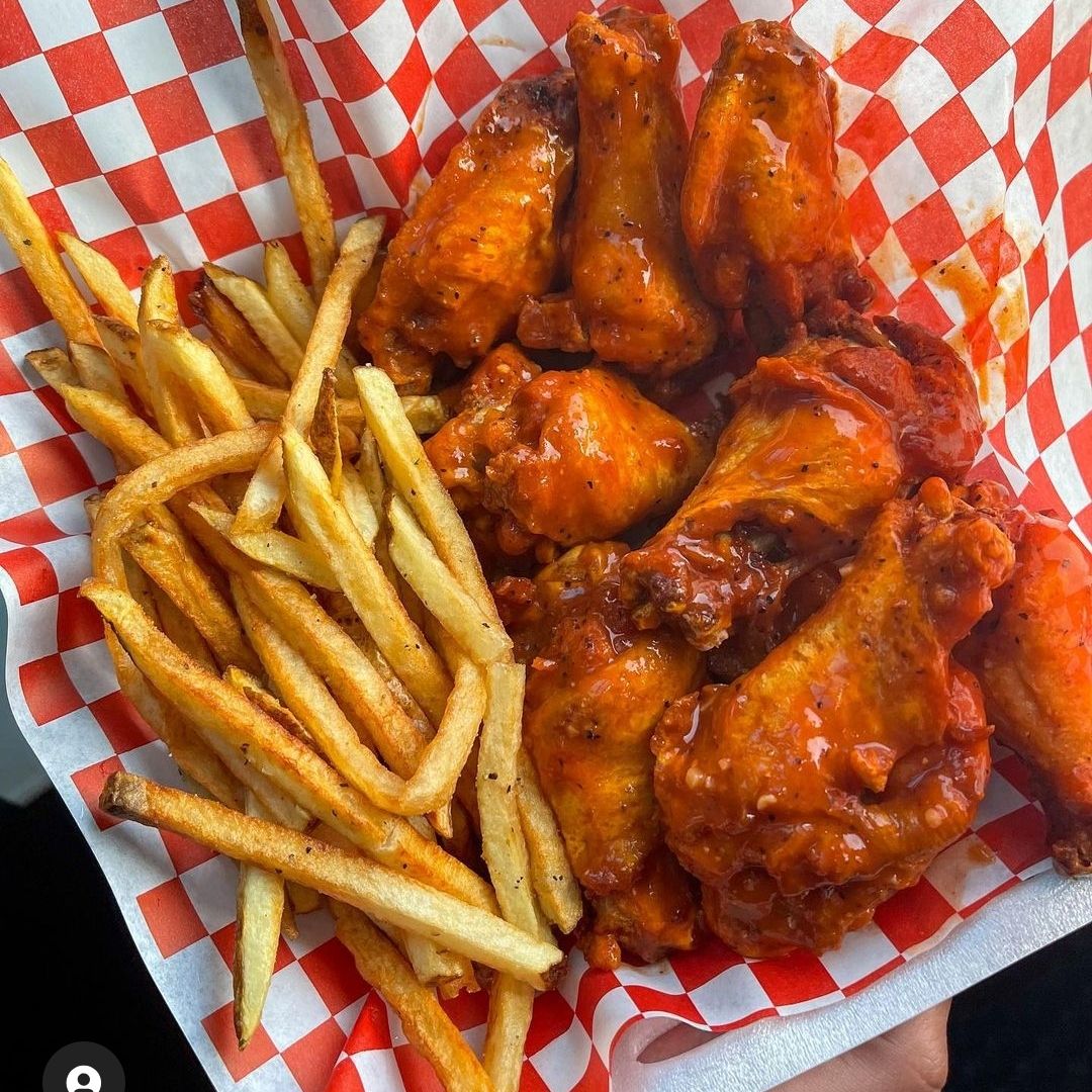 Alitas de Pollo 12 y Papas