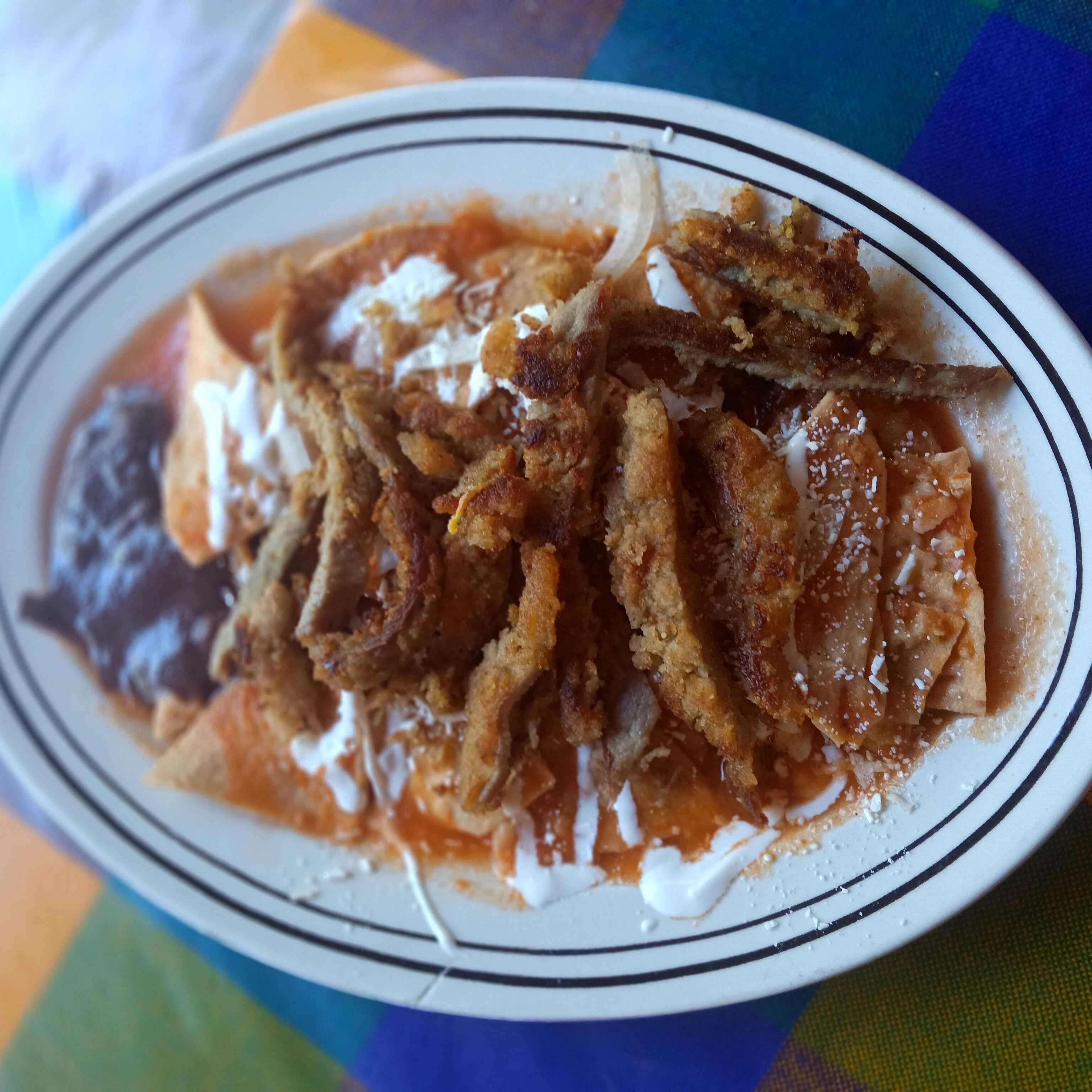 CHILAQUILES ROJOS CON MILANESA DE RES