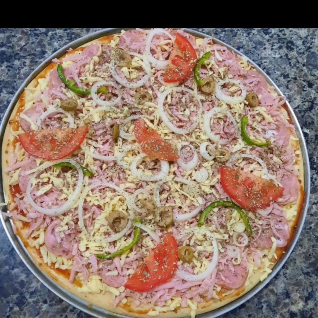 Molho de tomate, mussarela, frango e catupiry.