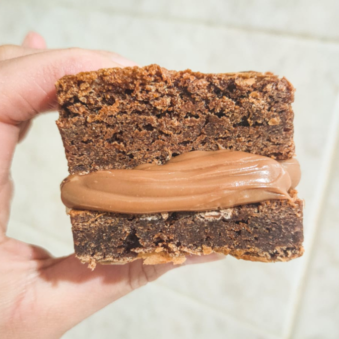O nosso brownie super chocolatudo, agora no tamanho 7x7 para você matar aquela vontade de um docinho. São 2 brownies super recheados com o nosso brigadeiro ao leite.