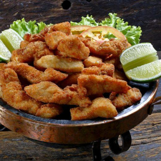 Filé de merluza cortados temperados com especiarias, empanados e frito acompanhado do delicioso molho de alho, limão