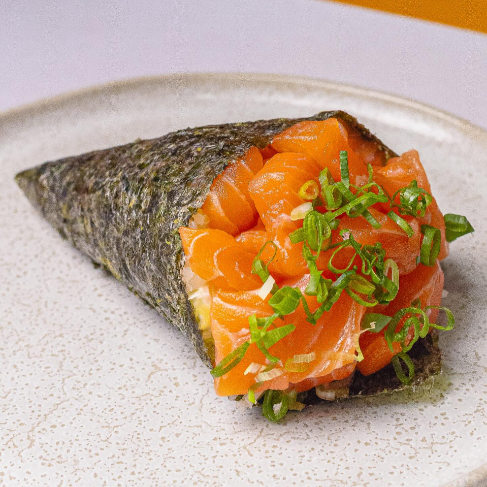 Alga enrolada em formato de cone, arroz, salmão e cream cheese e cebolinha