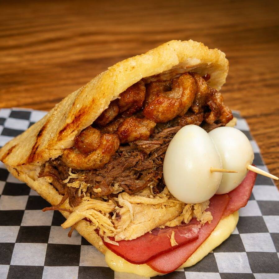 Arepa Mixta Especial Chicharrón