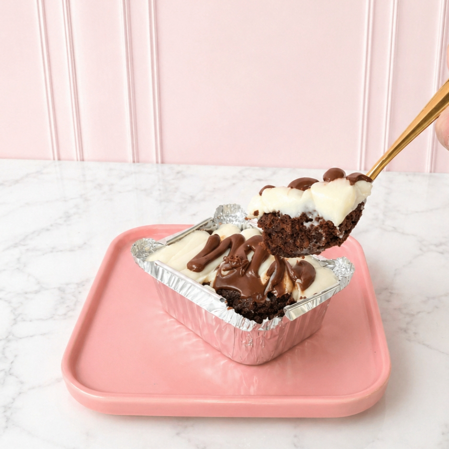 Nosso maravilhoso brownie chocolatudo feite com chocolate nobre, com uma cobertura cremosa brigadeiro de ninho e nutella. Caso queira comer quentinha retire a tampa transparente leve ao microondas de 5 a 10 segundos. - Peso 120 gr