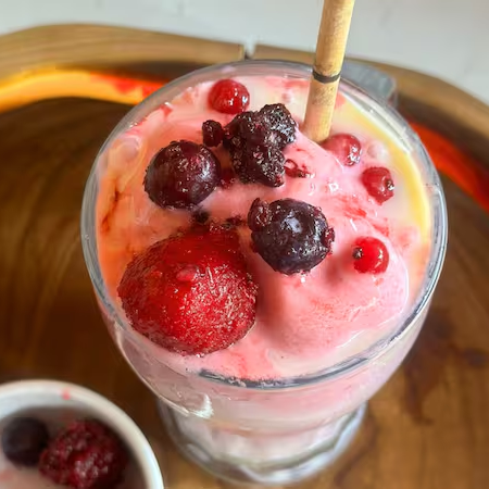 Feito com frutas vermelhas frescas, leite condensado e leite, garantindo uma textura cremosa e irresistível. Peça agora e desfrute dessa delícia! 500ml