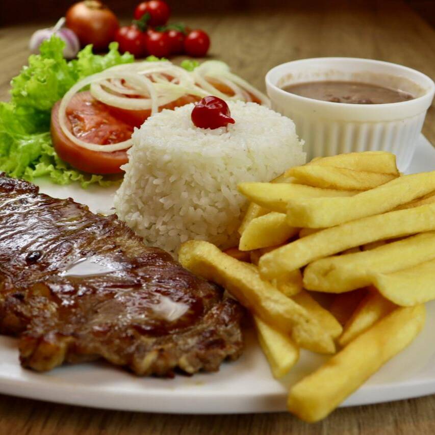 Acompanha: arroz, feijão, fritas e salada