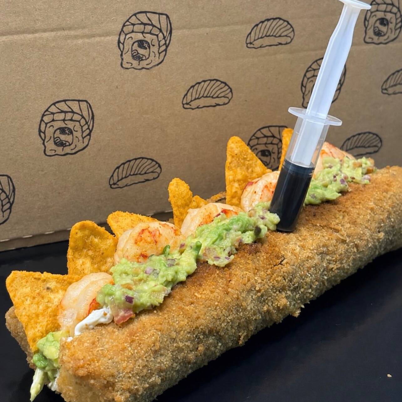 BIG HOT FEITO DE FORMA ESPECIAL, SHARI, SALMÃO GRELHADO,CAMARÃO E BASTANTE CREAM CHESSE E FINALIZANDO COM DORITOS PARA DA UM EXPLOSÃO DE SABOR 😍