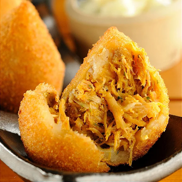 Deliciosa coxinha de frango bem recheada