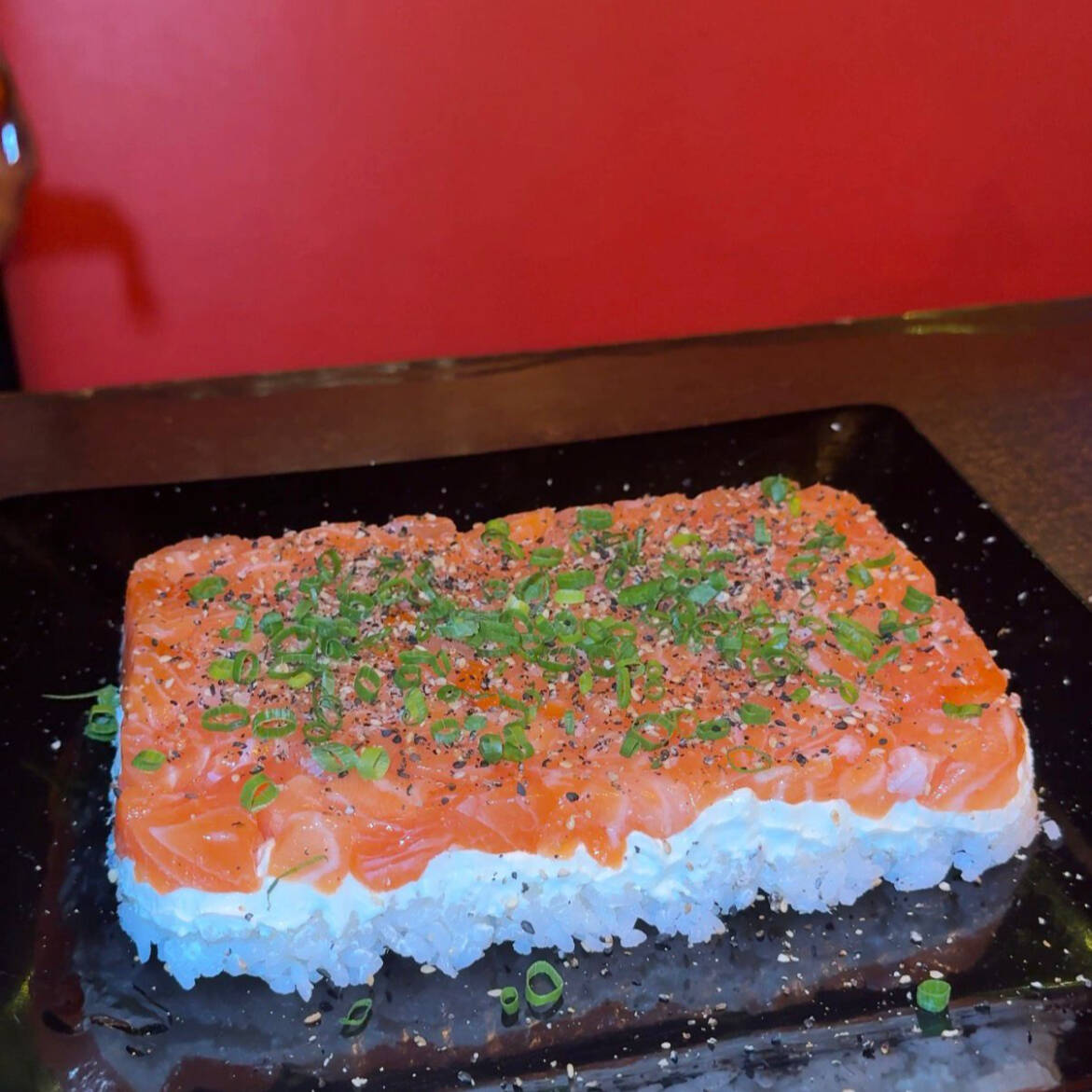 1 camada de arroz, 1 camada de creme chese, 1 camada de salmao 250 gramas e 8 folhetas de nori para se servir