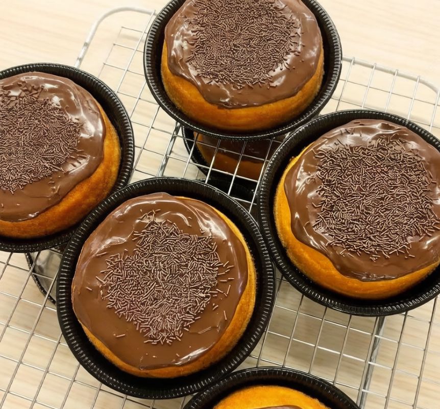 Bolo de cenoura com vulcão de brigadeiro.