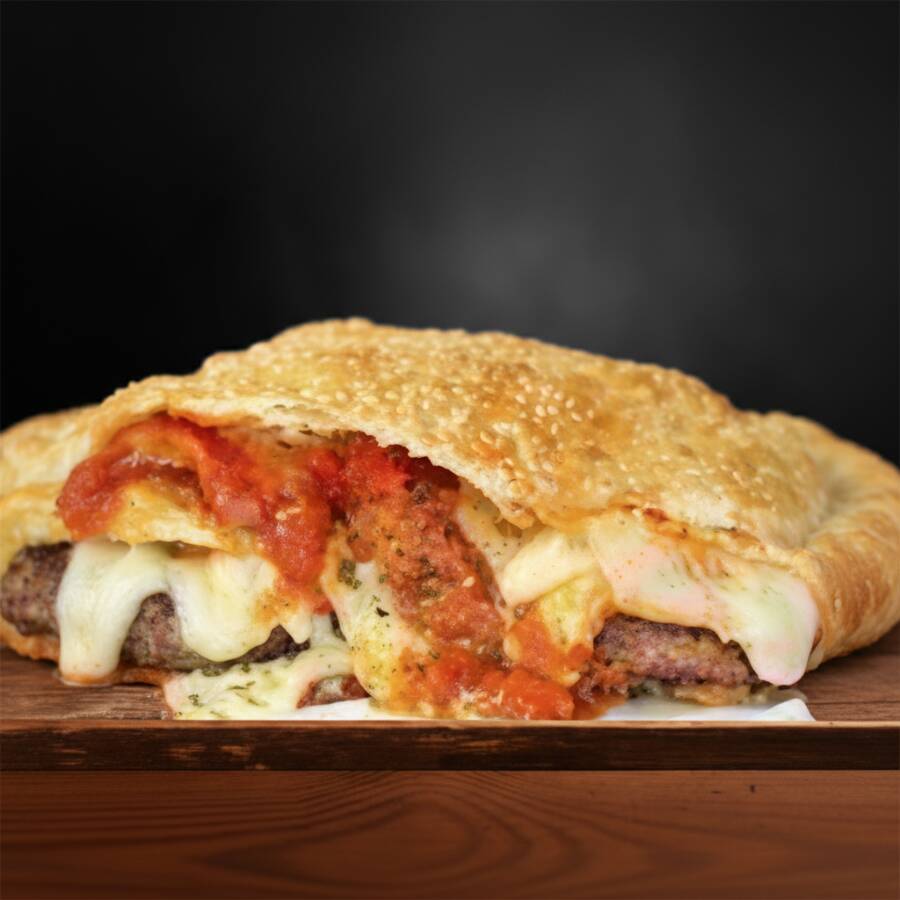 Nossa suculenta Carne Moída, queijo mussarela e molho de tomate.
São 25x10cm de massa crocante, sequinha, recheada de ponta a ponta, preparado e frito na hora.
*imagem ilustrativa