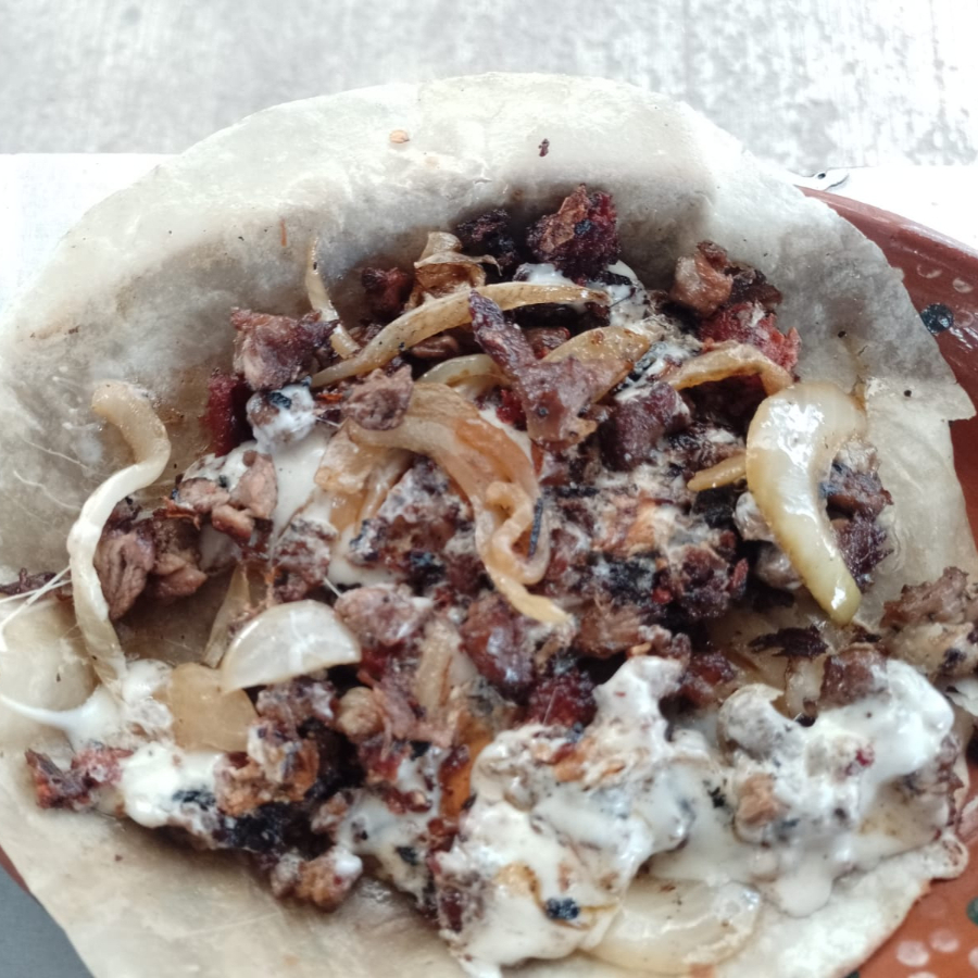 Como Quesadilla Gigante + Taco de Barbacoa y Agua
