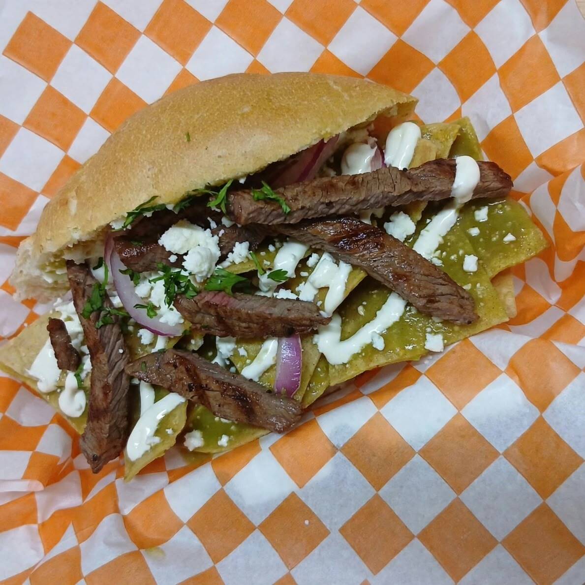 Torta de Chilaquiles Verdes con Res
