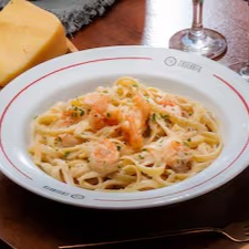 (Penne ou Fettuccine) camarões salteados, molho de champagne e limão siciliano.