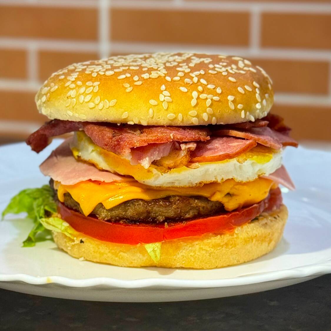 Pão com gergelim , Carne, Queijo , Alface , Tomate , Bacon , Calabresa, Presunto , Ovo , Cebola , Billy Jack