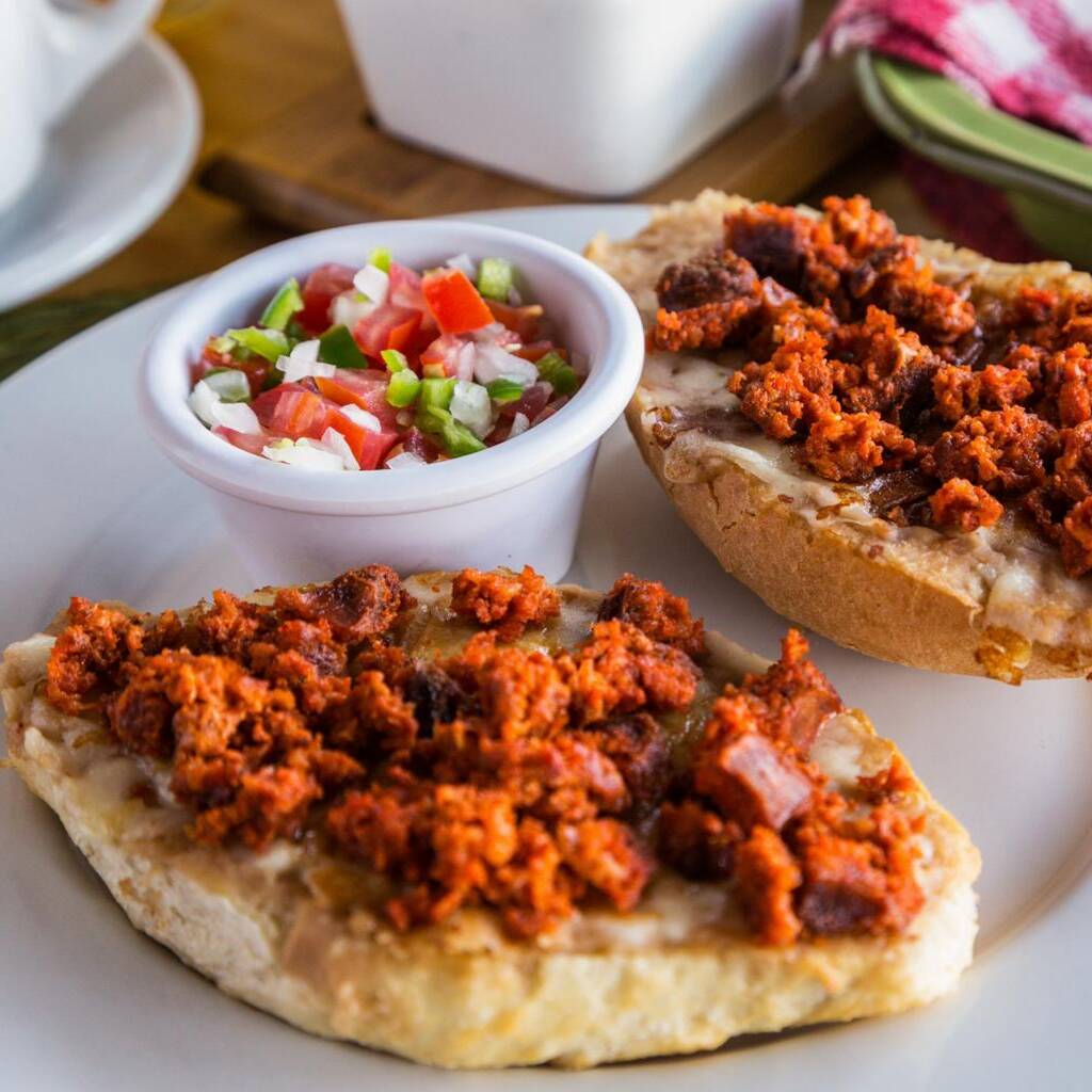 Molletes con Chorizo 2 Pzs