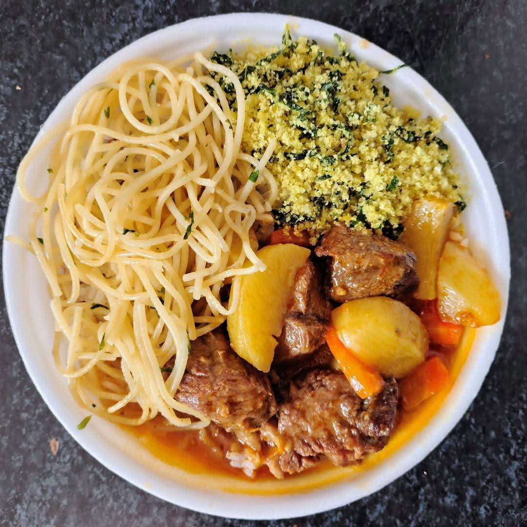 Feijão, arroz, macarrão, farofa e salada verde.