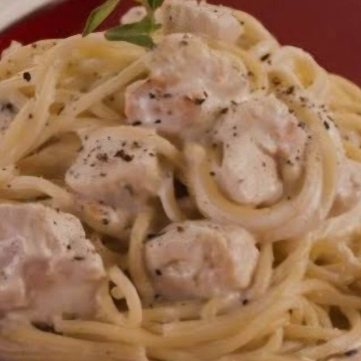 Frango Alfredo Peito de frango em cubos, levemente dourado na manteiga, servido com massa à sua escolha e envolvido em um molho Alfredo cremoso, preparado com creme de leite, alho suave e parmesão, finalizado com toque de noz-moscada. Prato encorpado, delicado e cheio de sabor, servido com espagueteao dente e finalizadocomparmesão.