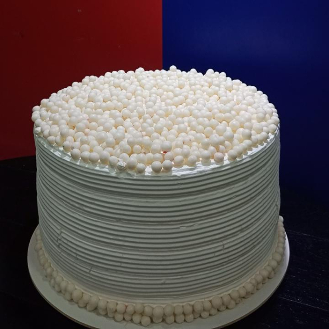 O queridinho do momento e com gosto de infância! Massa macia sabor Ninho, recheio super cremoso, calda especial, cobertura de chantininho, finalizado com pó de Leite Ninho e suspiros crocantes. Um bolo feito pra despertar lembranças doces e conquistar no primeiro pedaço.
Puro amor em forma de bolo – perfeito pra você (ou pra dividir com quem merece)!