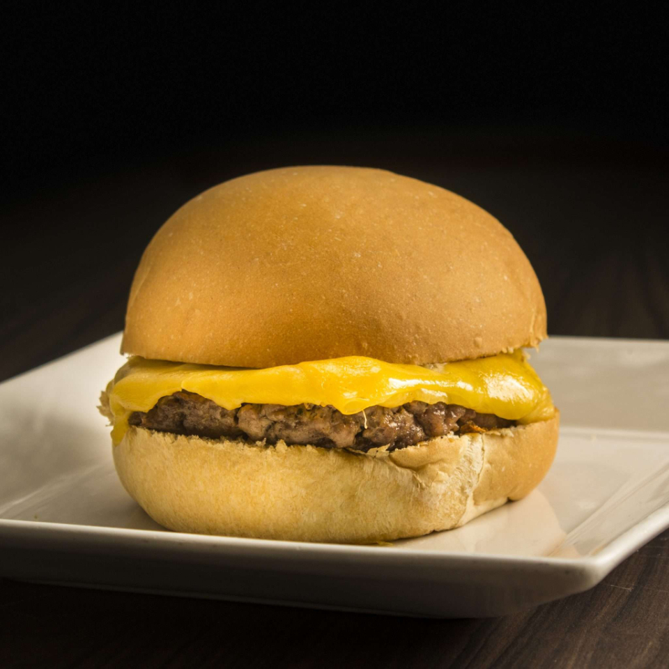 pão, carne ,queijo e salada