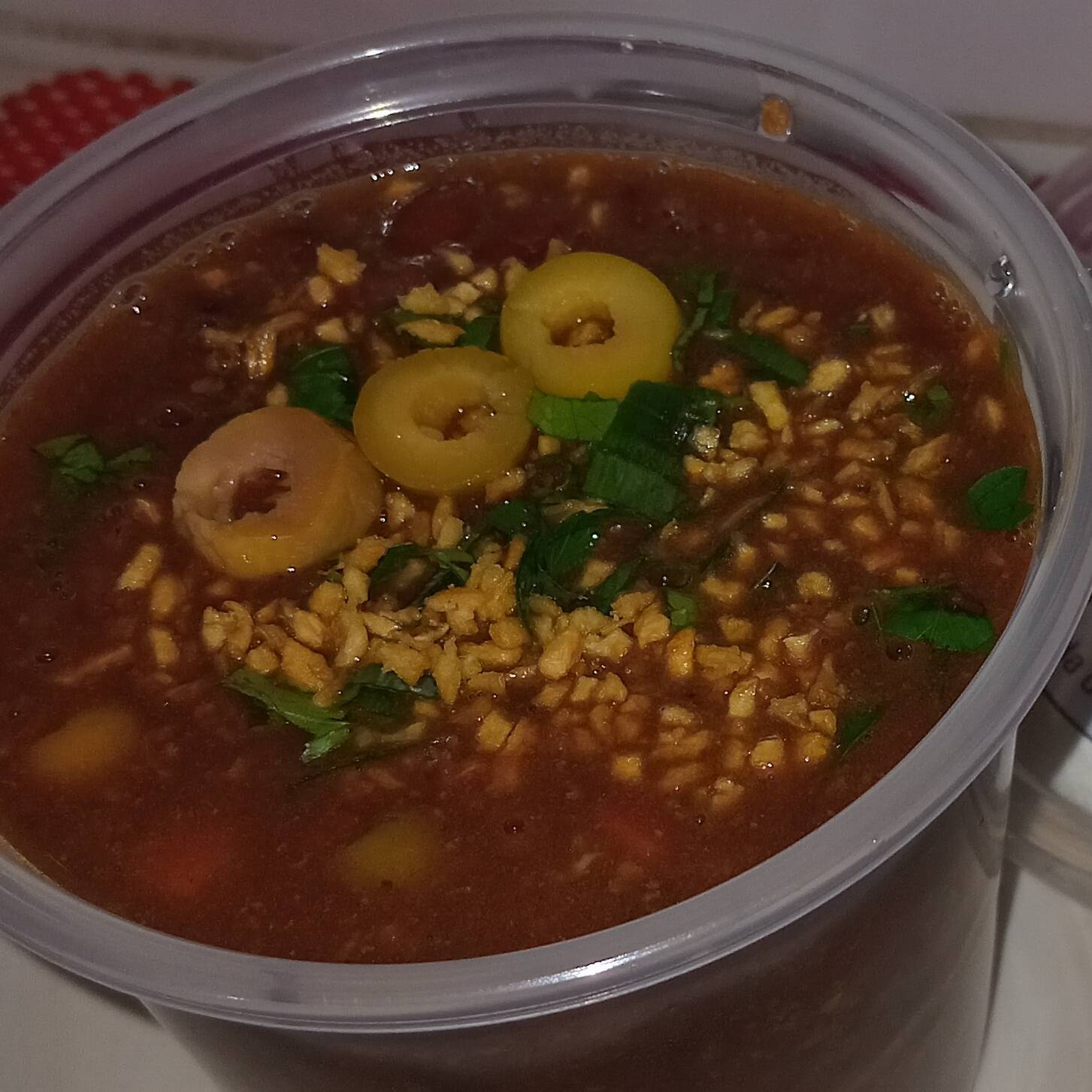 Feito com feijao vermelho, azeitona, batata, cenoura, milho levemente apimentado finalizado com cheiro verde e alho frito(opcional)