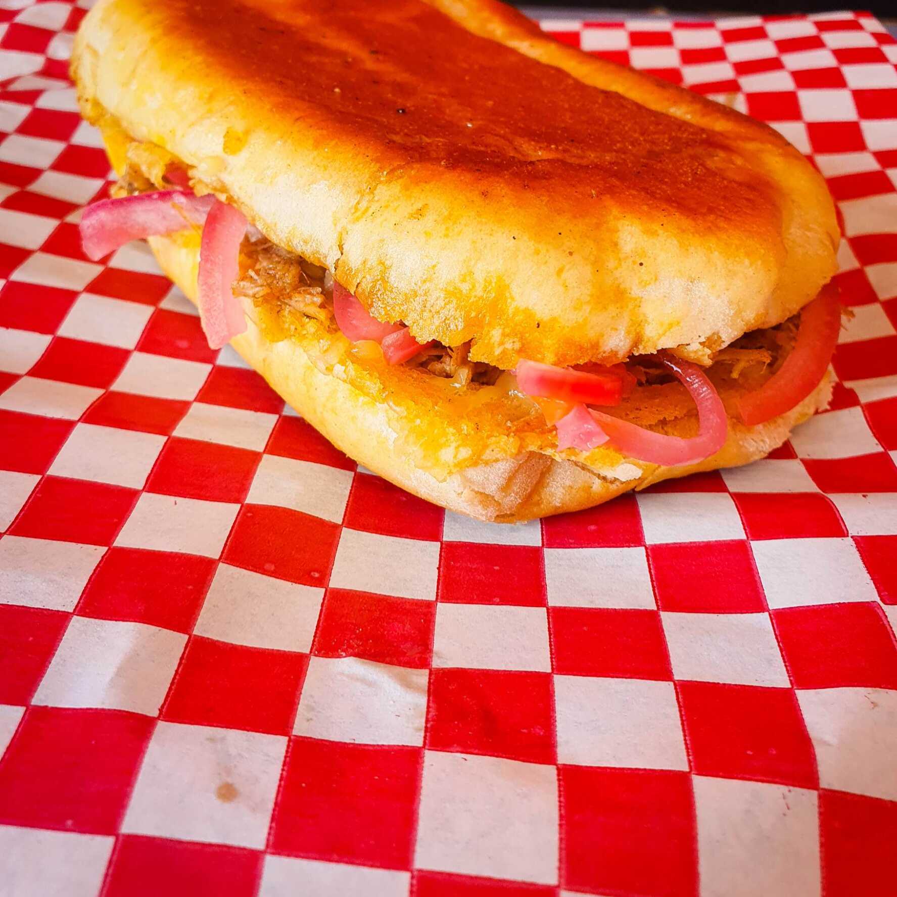 Torta de birria con queso