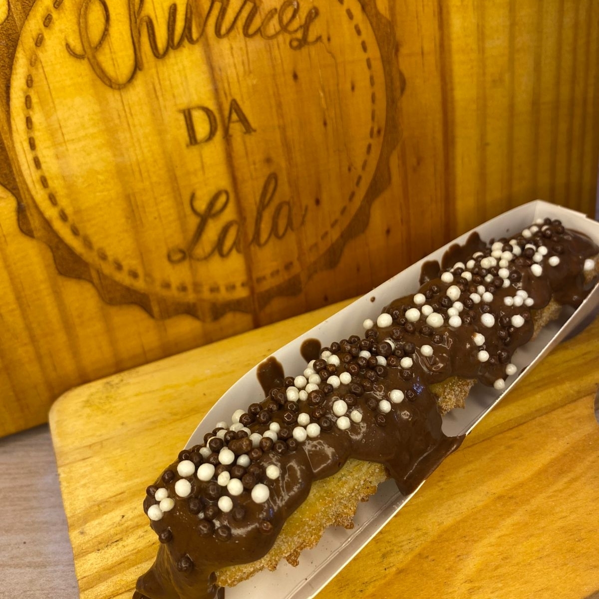 massa fresca, artesanal, feita todos os dias, bem fritinho e crocante, envolvido em açúcar e canela com um delicioso recheio crocante de ovomaltine