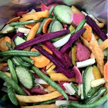 São legumes cortadas e Liofilizada, batata, batata doce,beterraba , cenoura,vagem,abobora