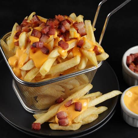 Batata, com bacon e cheddar, maionese, ketchup e mostarda