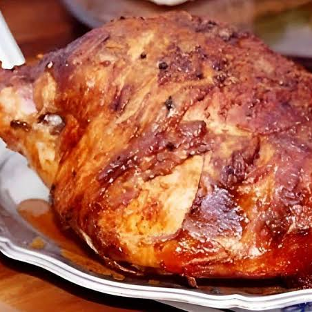 Pernil Desfiado com Cebola e Batata. Prato saboroso, ideal para até duas pessoas. Preparamos o pernil com todo cuidado, utilizando apenas a carne desfiada — sem ossos, peles, nervos, gordura excessiva ou “pelancas”. Você recebe 100% de aproveitamento, com o melhor sabor e zero desperdício. Feito com as melhores carnes do mercado, para garantir uma experiência realmente especial. Aprox 600