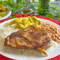 Bisteca bem assada na brasa com macarrão, arroz bem temperado com feijão mulatinho e vinagrete