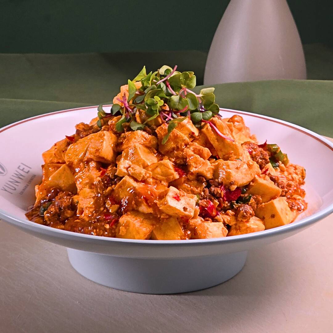 Tofu macio e carne moída em molho picante e saboroso, com pasta de feijão de Pixian, pimenta de Sichuan e um toque de óleo de gergelim.